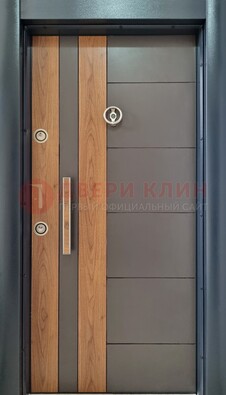 Коричневая входная дверь c МДФ панелью ЧД-01 в частный дом в Кубинке