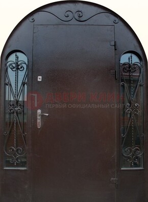 Арочная дверь со стеклом и ковкой ДА-16 под старину в Кубинке