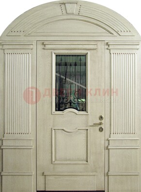 Белая входная дверь массив со стеклом и ковкой ДА-49 в Кубинке