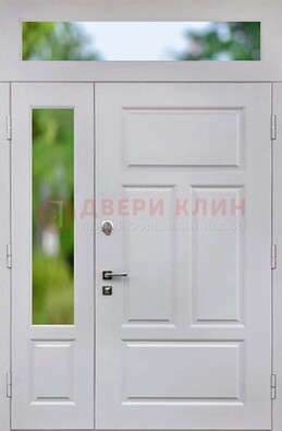 Белая полуторная железная дверь со стеклом и фрамугами ДФГ-10 в Кубинке