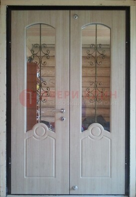 Парадная дверь со стеклянными вставками и ковкой ДПР-23 в деревянный дом в Сергиевом Посаде