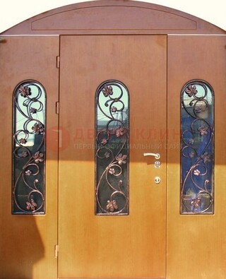 Парадная дверь со стеклянными вставками и ковкой ДПР-28 в общественное здание в Кубинке