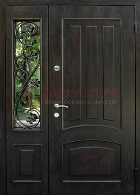 Парадная дверь со стеклянными вставками и ковкой ДПР-31 в кирпичный дом в Костроме