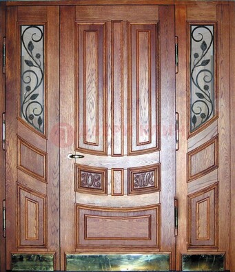 Парадная дверь со стеклом и ковкой ДПР-35 для загородного дома в Кубинке