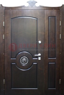 Коричневая парадная дверь с украшением ДПР-52 с утеплением в Кубинке