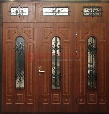 Парадная дверь с металлическими вставками и ковкой ДПР-72 в дом в Кубинке
