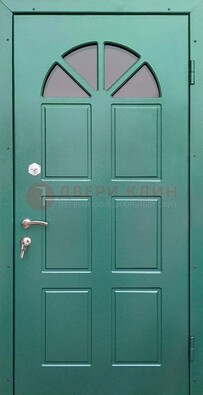 Зеленая стальная дверь со стеклом для дома ДС-28 в Кубинке
