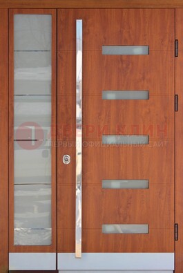 Коричневая металлическая дверь со стеклом ДС-72 в Кубинке