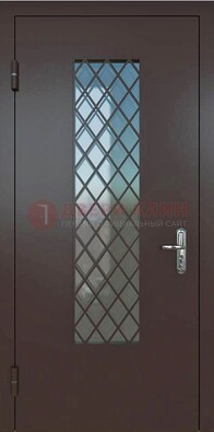 Темная металлическая дверь с решеткой и стеклом ДС-7 в Кубинке