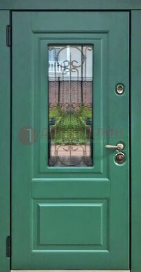 Зеленая металлическая дверь со стеклом и ковкой ДСК-113 в Кубинке