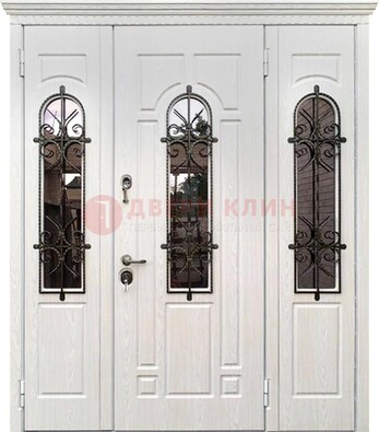 Белая распашная стальная дверь со стеклом и ковкой ДСК-125 в Кубинке