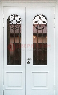 Белая стальная дверь стекло с ковкой и филенкой ДСК-201 в Кубинке