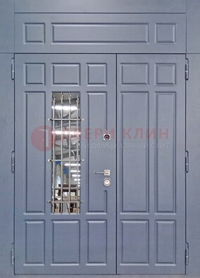 Серая двухстворчатая дверь Винорит со стеклом и ковкой ДСК-234 RAL 7024 в Кубинке