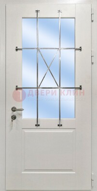 Белая простая железная дверь Винорит со стеклом и ковкой ДСК-257 в Кубинке