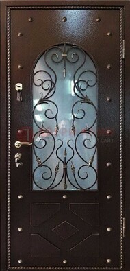 Влагостойкая дверь со стеклом и ковкой с декором ДСК-37 в Кубинке