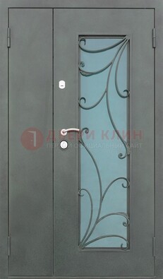 Двухстворчатая железная дверь со стеклом и ковкой ДСК-40 в Кубинке