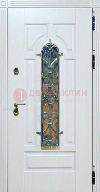 Белая остекленная металлическая дверь с ковкой ДСК-98 в Кубинке