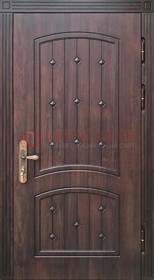 Коричневая уличная дверь с виноритом для дома ДВТ-235 в Кубинке