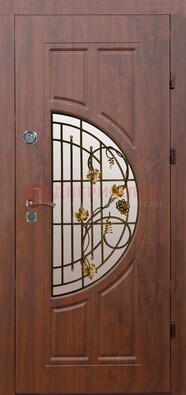 Стальная коричневая дверь с виноритом и ковкой ДВТ-82 в Кубинке