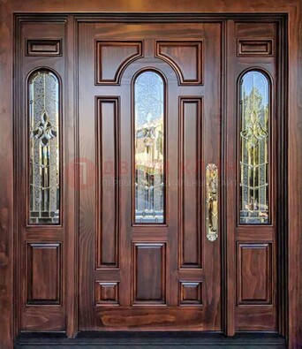 Железная классическая дверь с массивом дуба и витражом ВЖ-18 в Кубинке