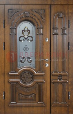 Коричневая двухстворчатая железная дверь с МДФ и витражом ВЖ-32 в Кубинке