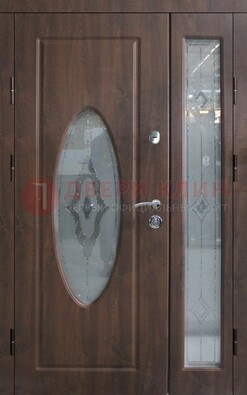 Коричневая двухстворчатая железная дверь с МДФ и витражом ВЖ-33 в Кубинке